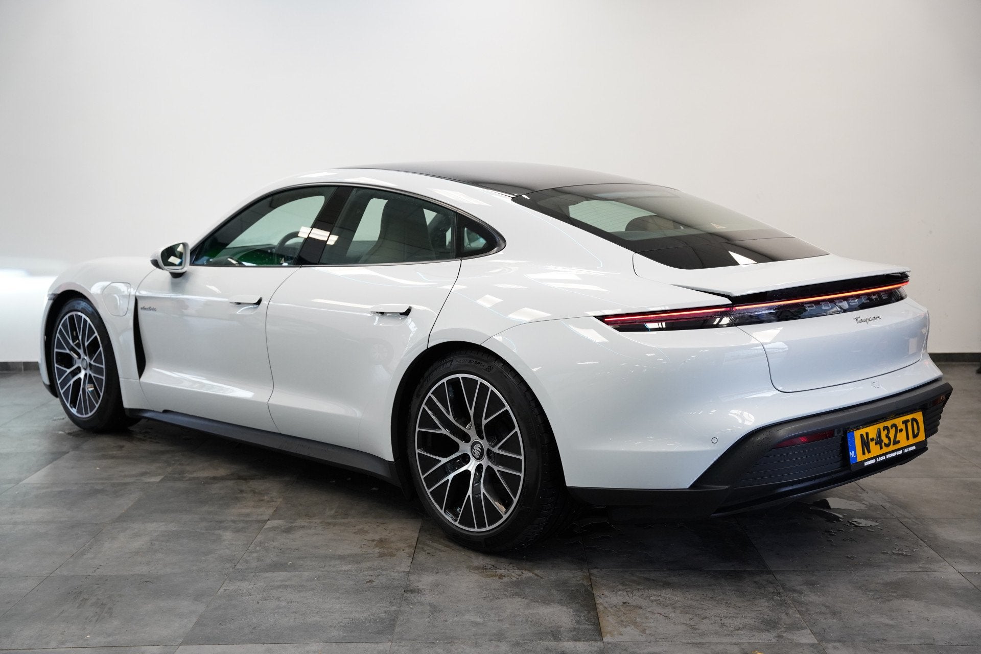 Porsche Taycan Performance 84 kWh ACC Panoramadak Leder Memo, Auto's, Achterwielaandrijving, Gebruikt, Zwart, 71 kWh