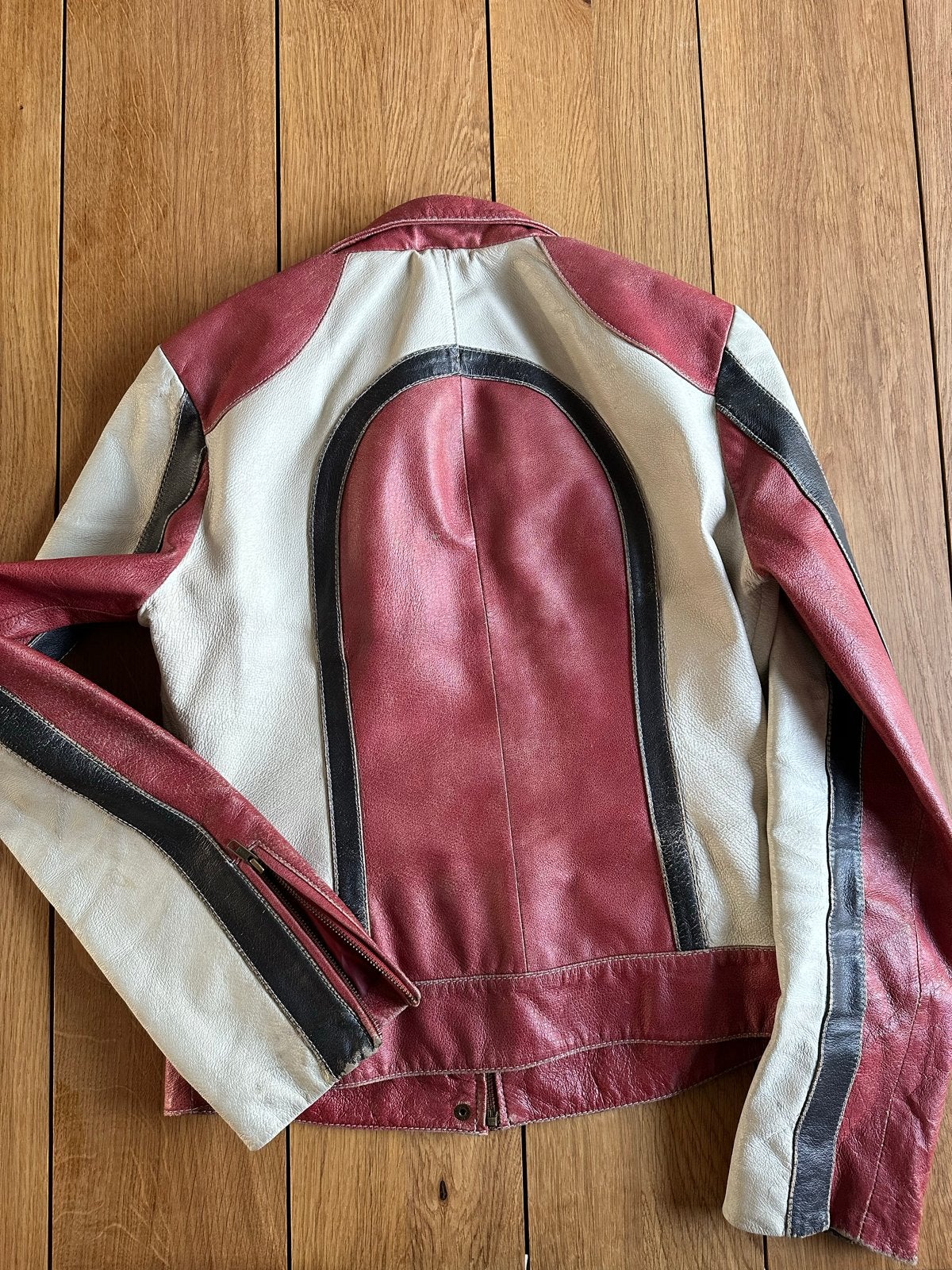ONLY leren jasje rood/wit/zwart - Maat M, Kleding | Dames, Ophalen of Verzenden, Gedragen, Maat 38/40 (M), Rood