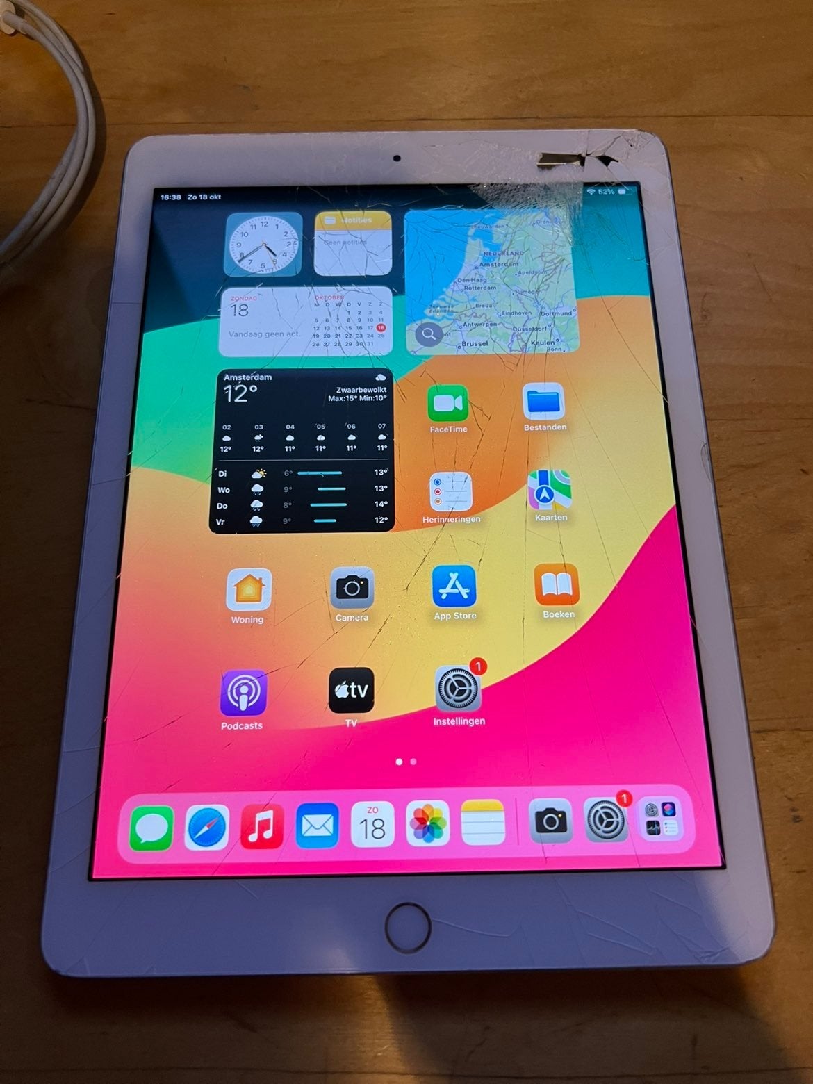 Ipad 6e generatie met 32gb en gebarsten scherm, Gebruikt, 32 GB, Apple iPad, Zilver