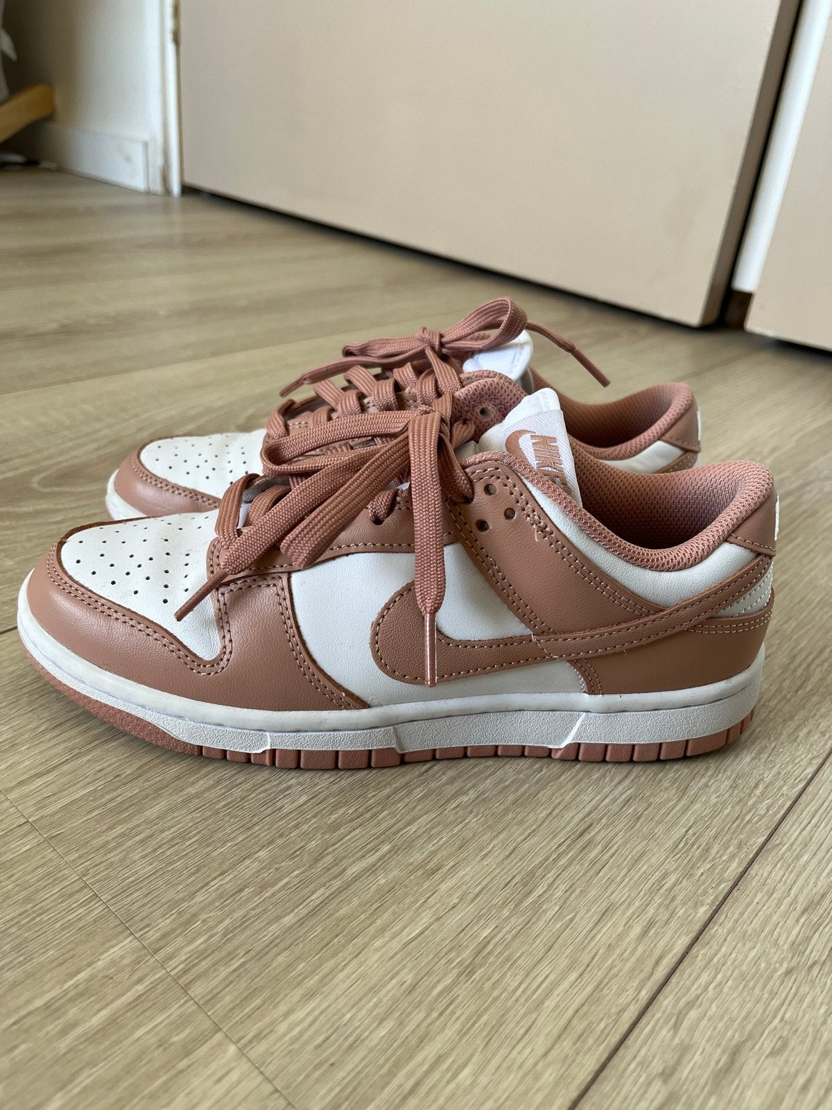 Nike Dunk Low Sneakers - Roze/Wit, Ophalen, Zo goed als nieuw, Roze, Sneakers of Gympen