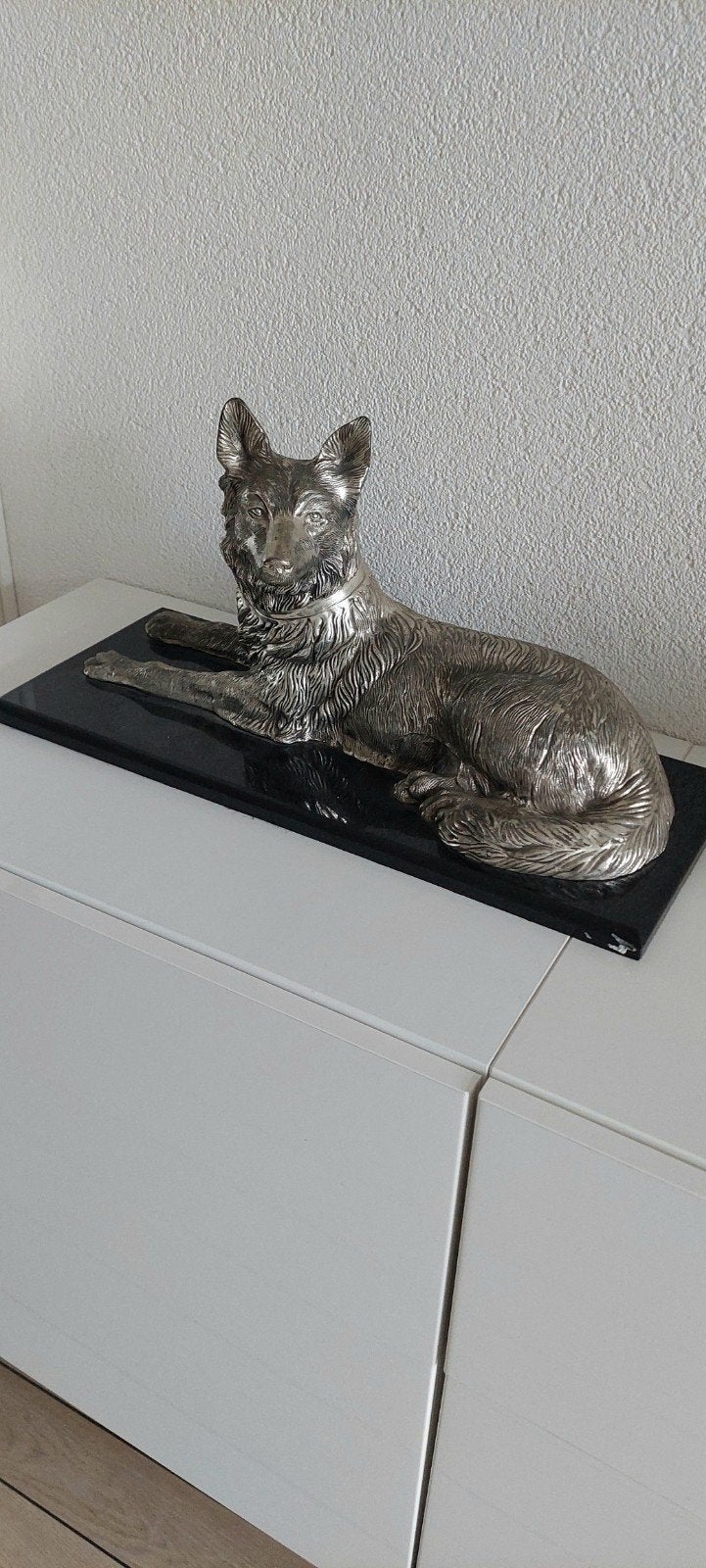 Groot beeld , liggende herdershond op marmeren sokkel, Antiek en Kunst, Zoogdier, 20 - 50 cm, Op sokkel, Beeld