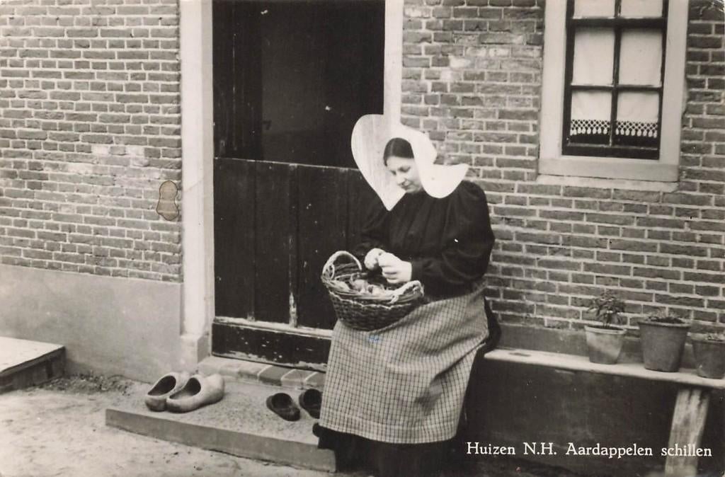 Huizen, N.H. Aardappelen schillen, Klederdracht, Ophalen of Verzenden, 1940 tot 1960, Gelopen, Noord-Holland