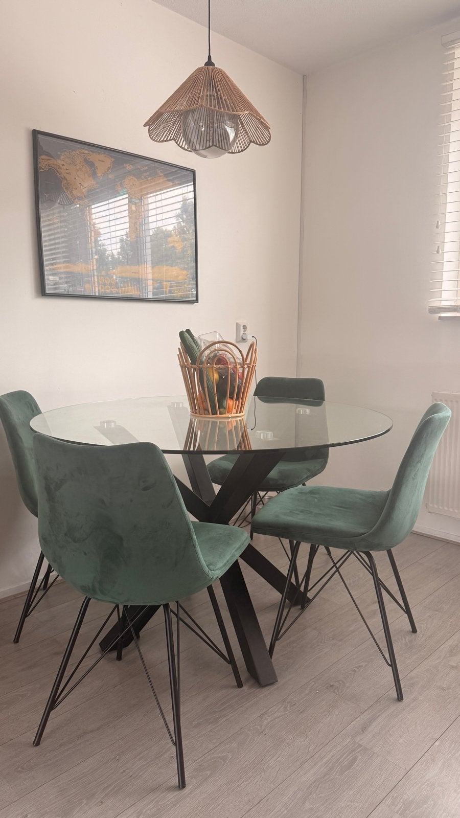 Ronde glazen eettafel met zwart metalen onderstel + stoelen
