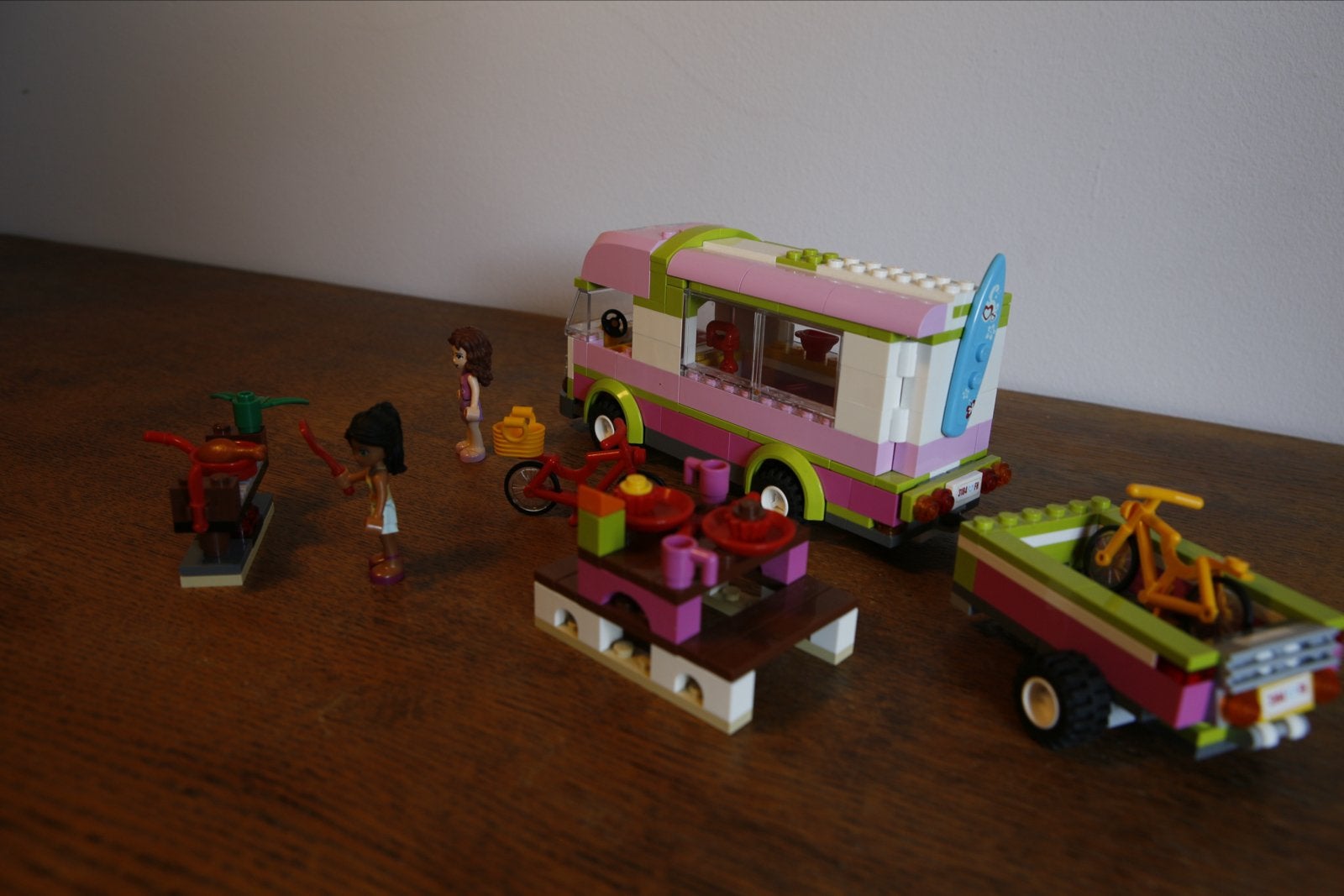 Foto 4 van Lego Friends 3184 Camper met Olivia en Nicole