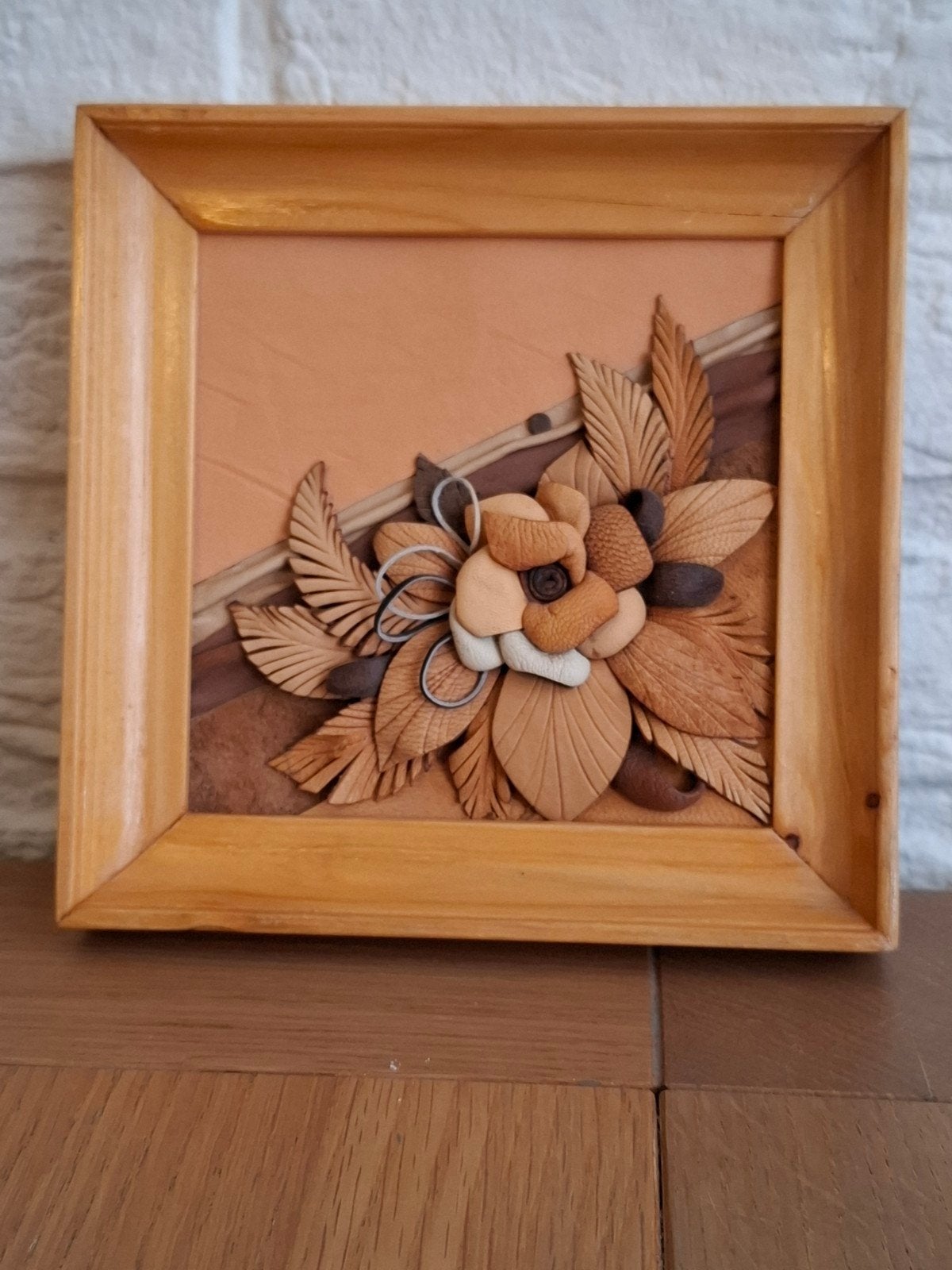 Vintage leder mozaïek/ petal art. Estland. Gesigneerd. 16cm, Gesigneerd, Decoratieobject, Ophalen of Verzenden, Zo goed als nieuw