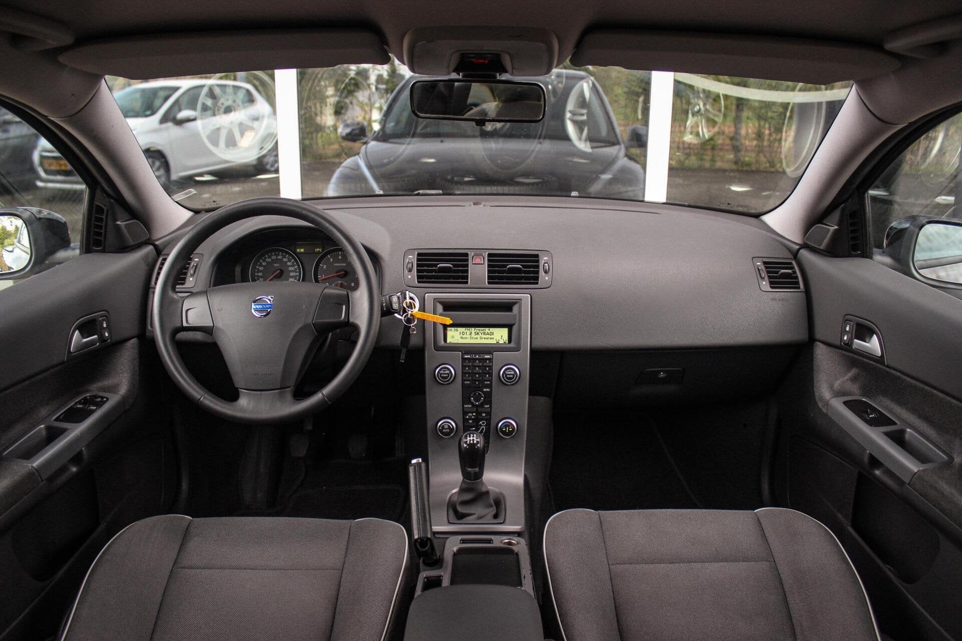 Volvo C30 1.6 Momentum | 2e eigenaar | Origineel Nederlands, Auto's, Voorwielaandrijving, 1596 cc, Gebruikt, Zwart