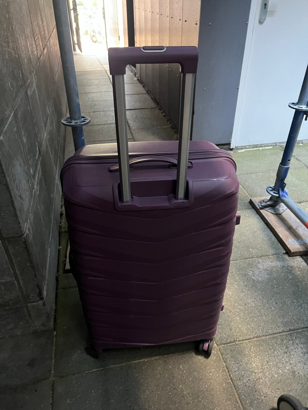 Grote paarse koffer met wieltjes en uitschuifbare handgreep, 30 cm of meer, Gebruikt, Paars, Ophalen of Verzenden