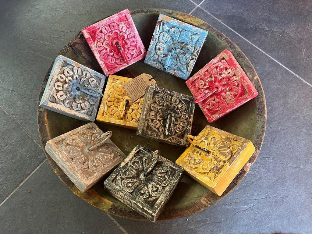 Indiase oude afval houtsnijwerk tegeltjes met haak, Huis en Inrichting, Verburgt Vintage, Wandhaken, Nieuw, Ophalen of Verzenden
