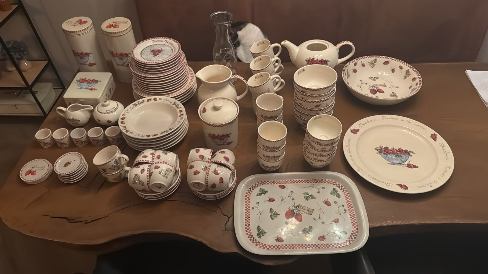 Zeer uitgebreid servies van Jet Ter Steege - Strawberry, Ophalen, Zo goed als nieuw, Overige stijlen, Compleet servies