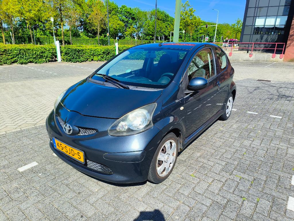 Toyota Aygo 1.0 12V 2007 Grijs, Auto's, Toyota, Voorwielaandrijving, Stof, 4 stoelen, 68 pk