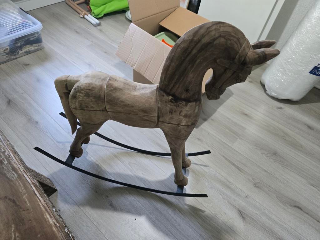 Houten hobbelpaard, Ophalen