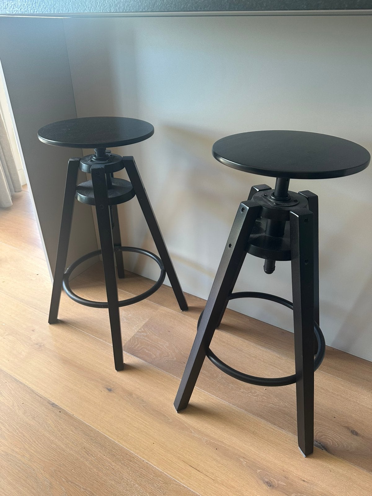 2x Ikea barkruk DALFRED zwart, Huis en Inrichting, Barkrukken, 2 krukken, Ophalen, Zo goed als nieuw, 60 tot 90 cm