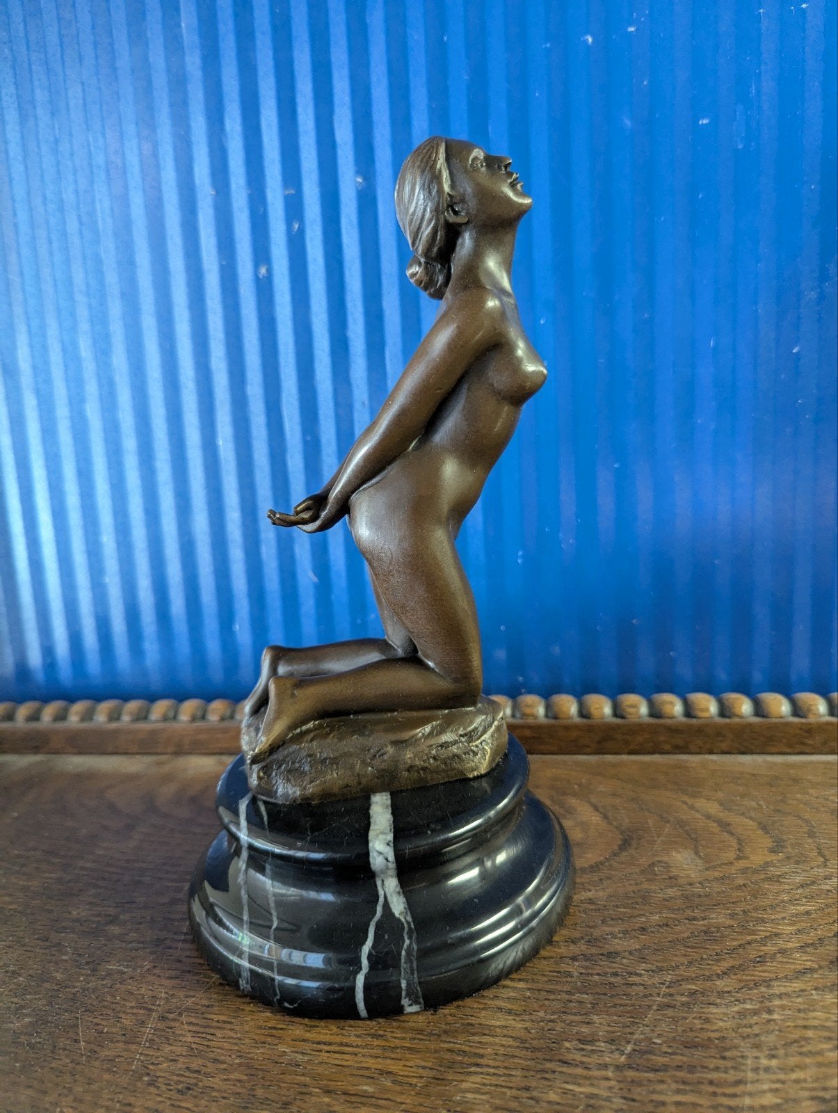 Bronzen beeld van knielende vrouw op marmeren sokkel, Antiek en Kunst, Ophalen of Verzenden, Brons, 20 - 50 cm, Beeld