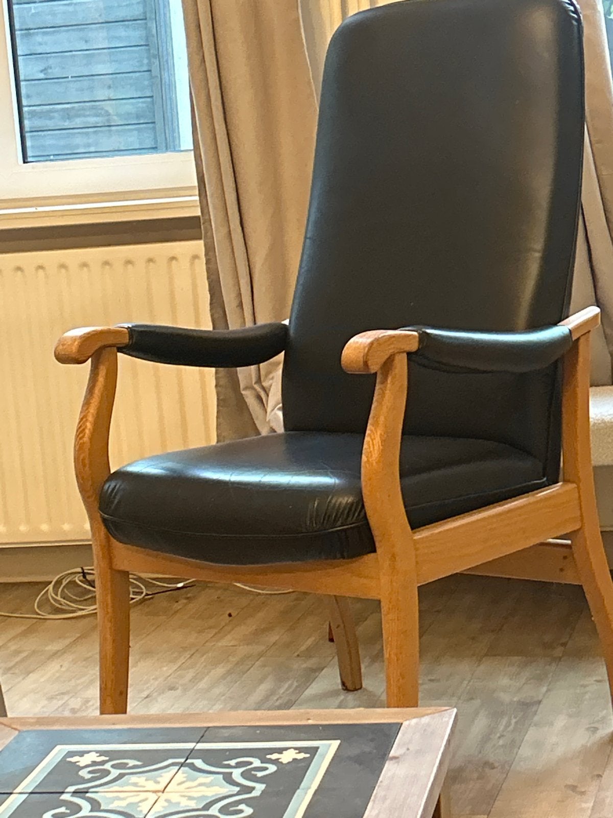 Sinterklaas stoel - Zwarte leren fauteuil met houten frame, Ophalen, Gebruikt, Zwart, Eén