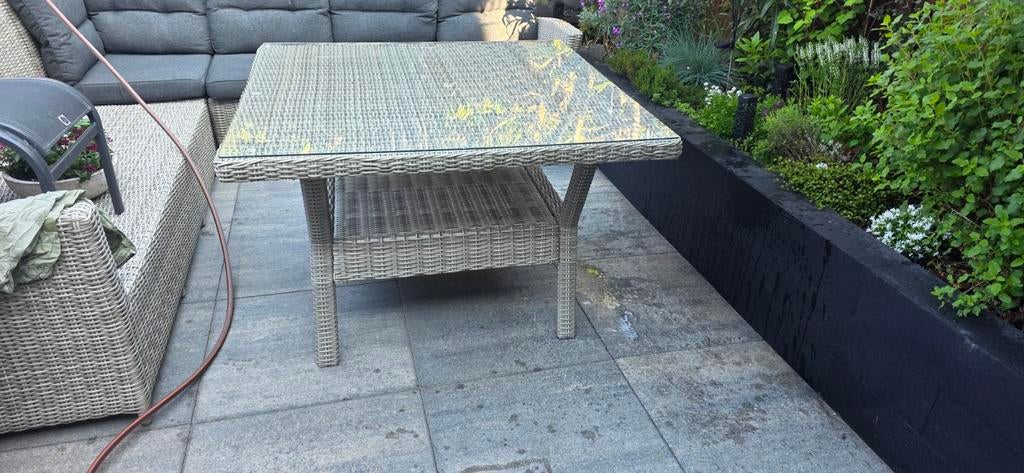 Wicker tuintafel met glasplaat - Own Living (De Boet), Tuin en Terras, Ophalen, Gebruikt, Vierkant, Wicker