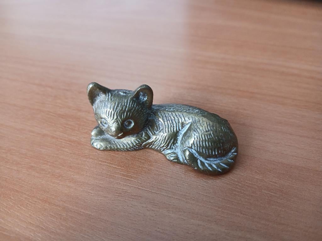 Vintage/retro bronzen liggend kattenbeeldje, Ophalen of Verzenden, Zo goed als nieuw, Dier