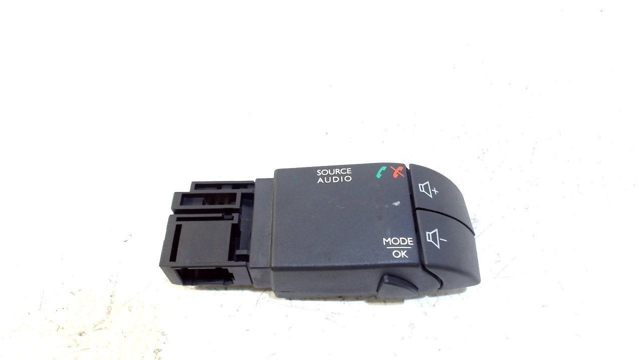 Radio bediening Renault Clio, Ophalen of Verzenden, Van der Ven Autorecycling B.V., Onderdelen@venauto.nl, Ettenseweg 76, 4706 PB Roosendaal, The Netherlands