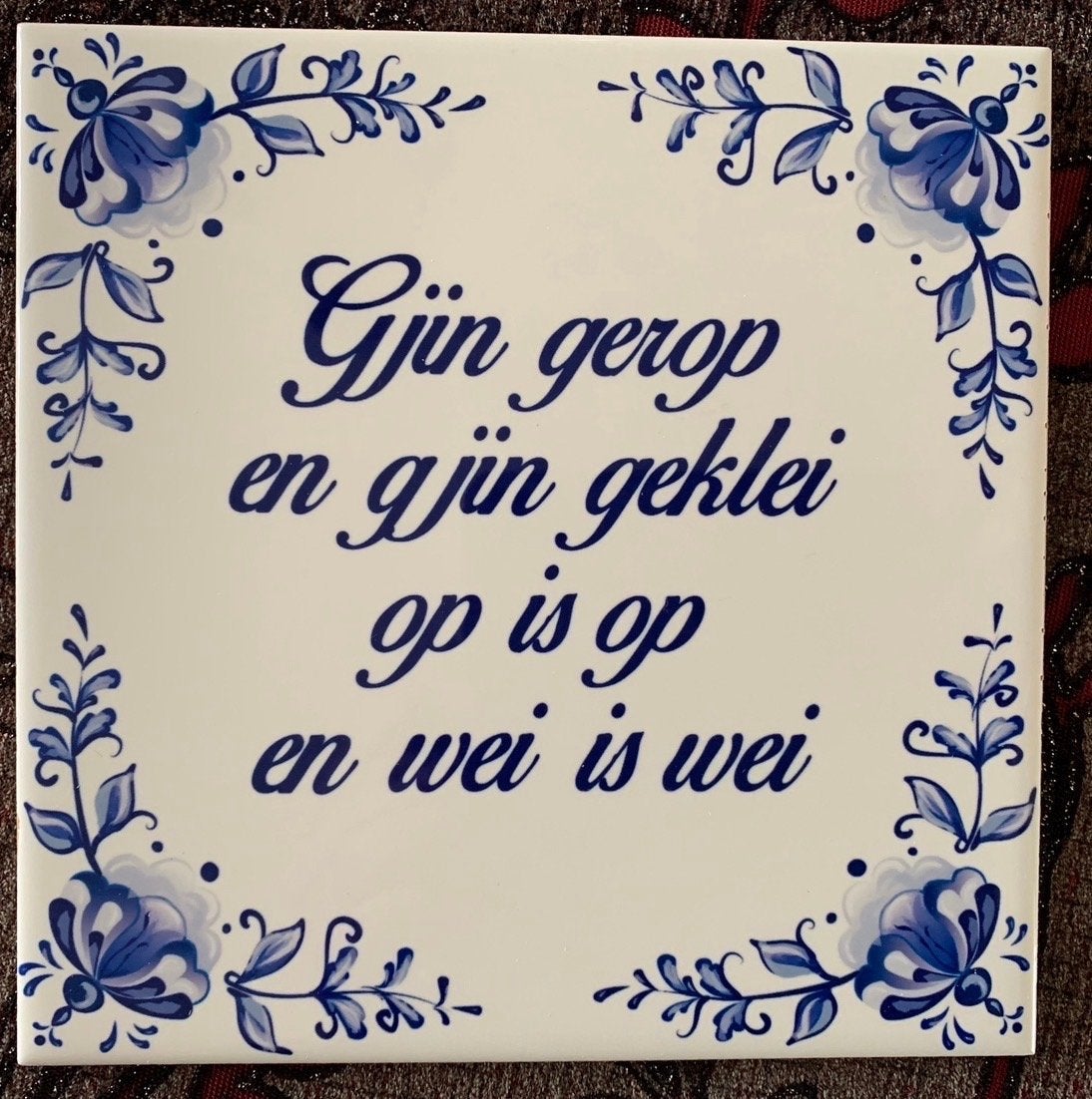 Friese spreuk tegeltje - Gjin gerop en gjin geklei, Ophalen of Verzenden