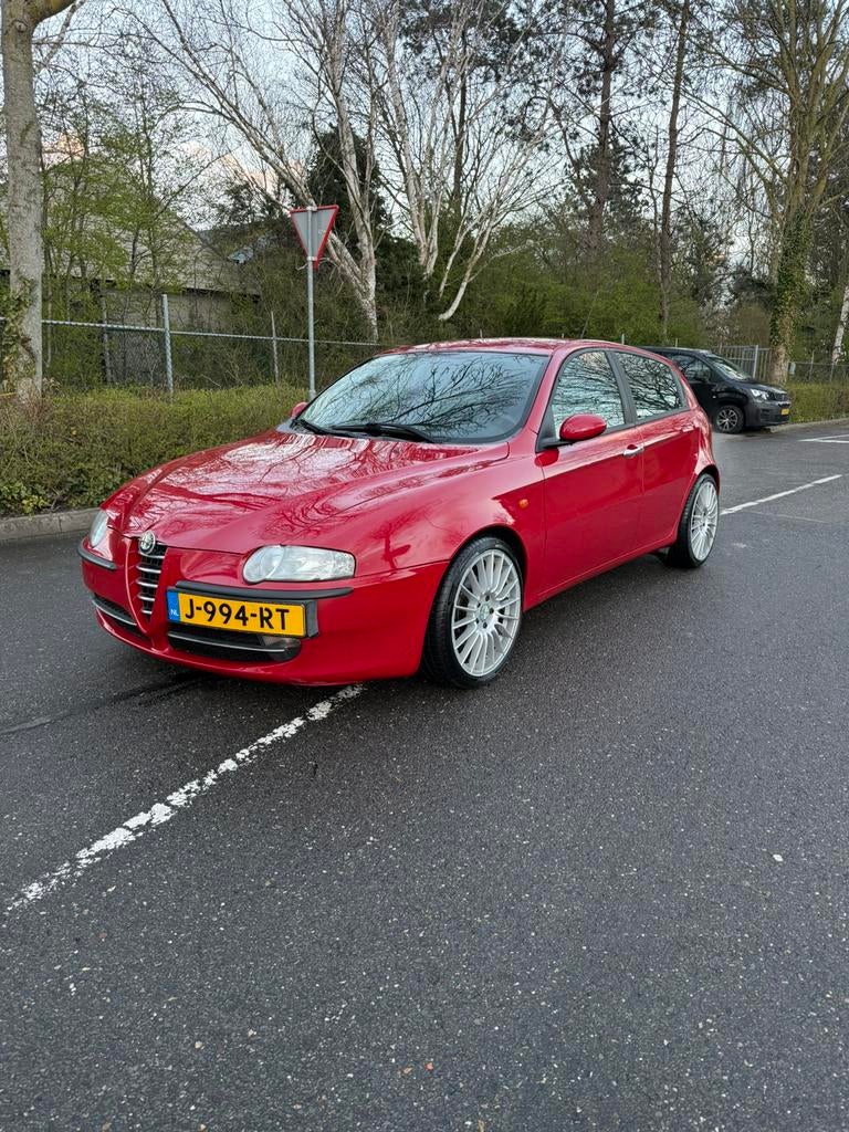 Alfa-romeo 147 2.0 Twinspark, Auto's, Alfa Romeo, Particulier, Benzine, Hatchback, Automaat, Geïmporteerd, Rood, Zwart, Ophalen