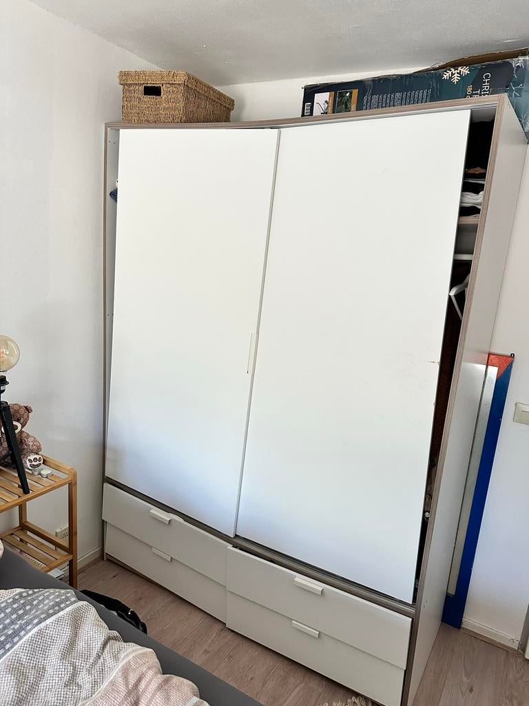 Witte kledingkast met schuifdeuren en lades, Ophalen, Gebruikt, 100 tot 150 cm, 200 cm of meer