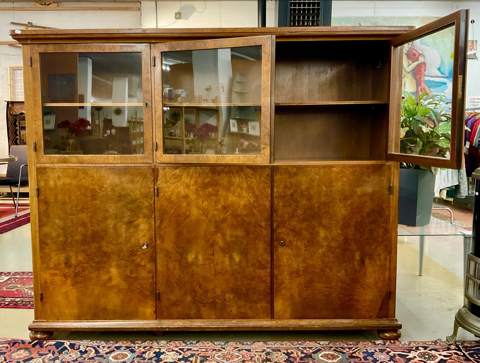 Vintage notenhouten dressoir met vitrinekasten / lades # 478, Ophalen