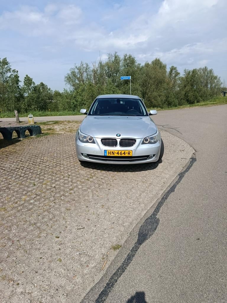 BMW 5-Serie 2.5 I 523 AUT 2009 Grijs, Auto's, Achterwielaandrijving, 1800 kg, 1500 kg, Sedan