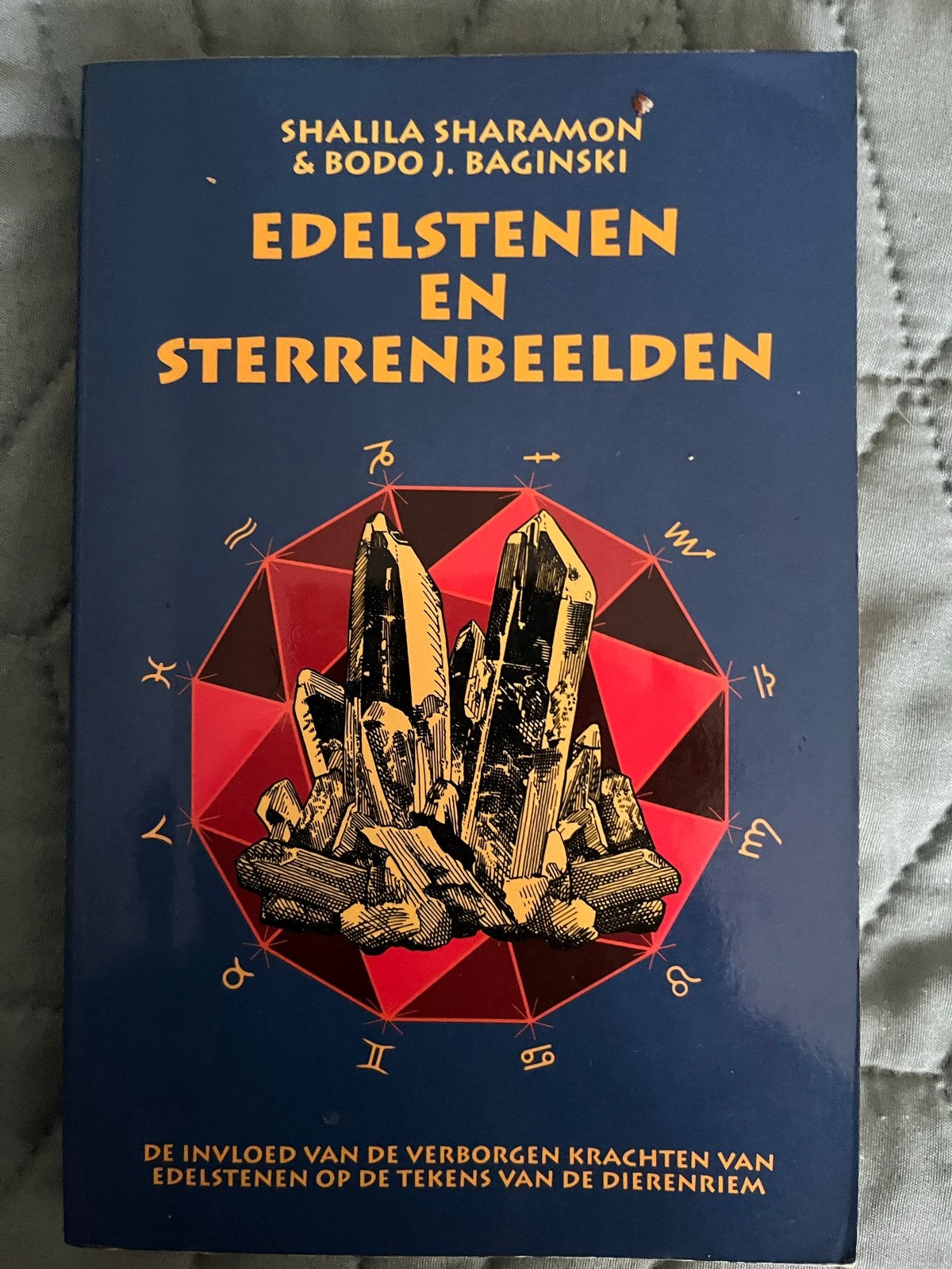 Edelstenen en Sterrenbeelden - Shalila Sharaman, Boeken, Ophalen of Verzenden, Gelezen, Astrologie, Instructieboek