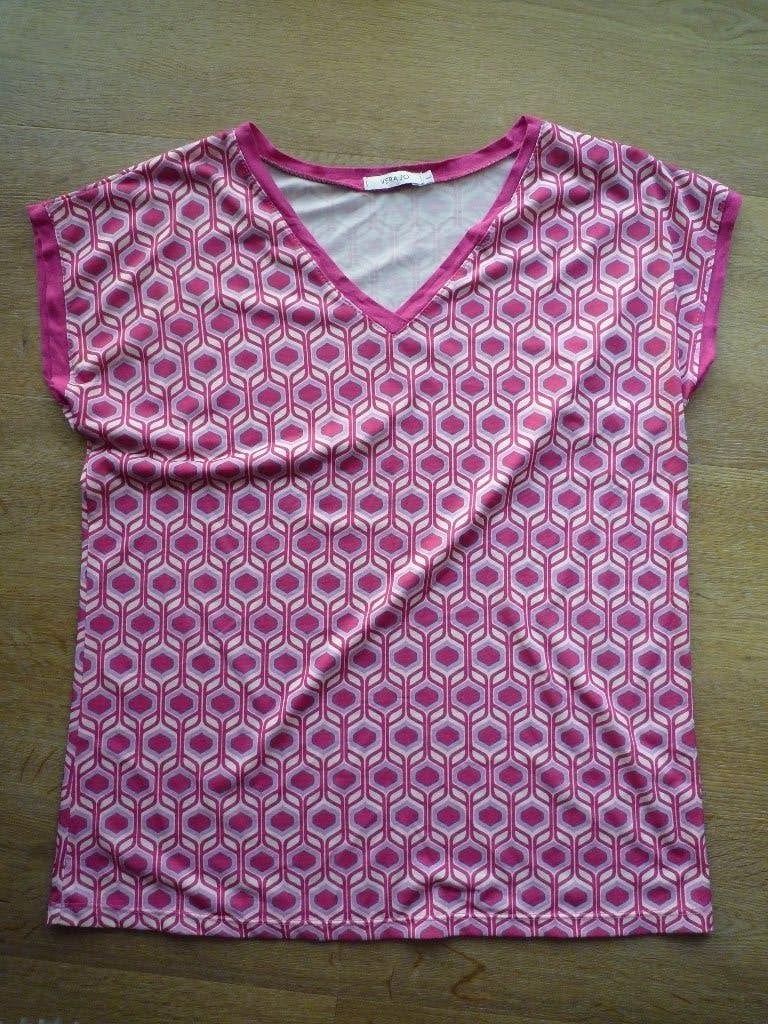 Prachtig kleurrijk shirt V rose roze motief Vera Jo maat L, Maat 42/44 (L), Ophalen of Verzenden, Zo goed als nieuw, Korte mouw