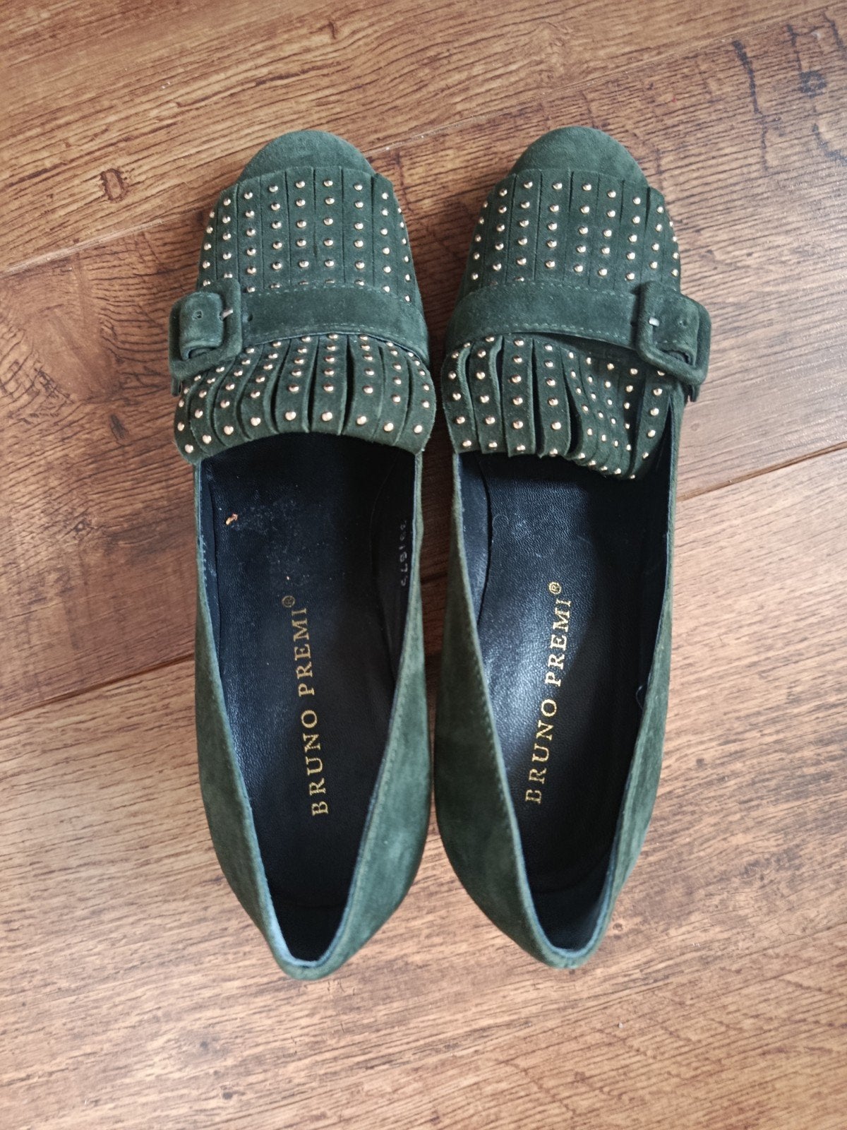 Bruno Premi suède pumps met studs - Maat 39, Kleding | Dames, Bruno Premi, Ophalen of Verzenden, Zo goed als nieuw, Schoenen met hoge hakken