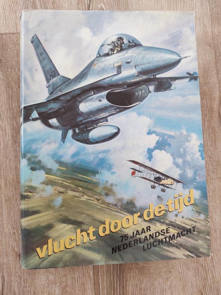 Vlucht door de tijd - 75 jaar Nederlandse Luchtmacht., Ophalen of Verzenden, Zo goed als nieuw, Luchtmacht