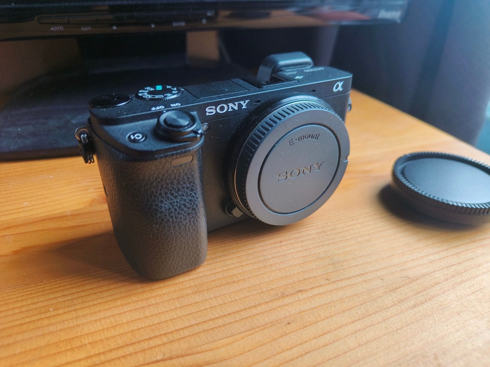 Sony a6300 body met accu, lader en grip (4759 clicks), Audio, Tv en Foto, Fotocamera's Digitaal, Ophalen, Gebruikt, Lensdop, 24 megapixels