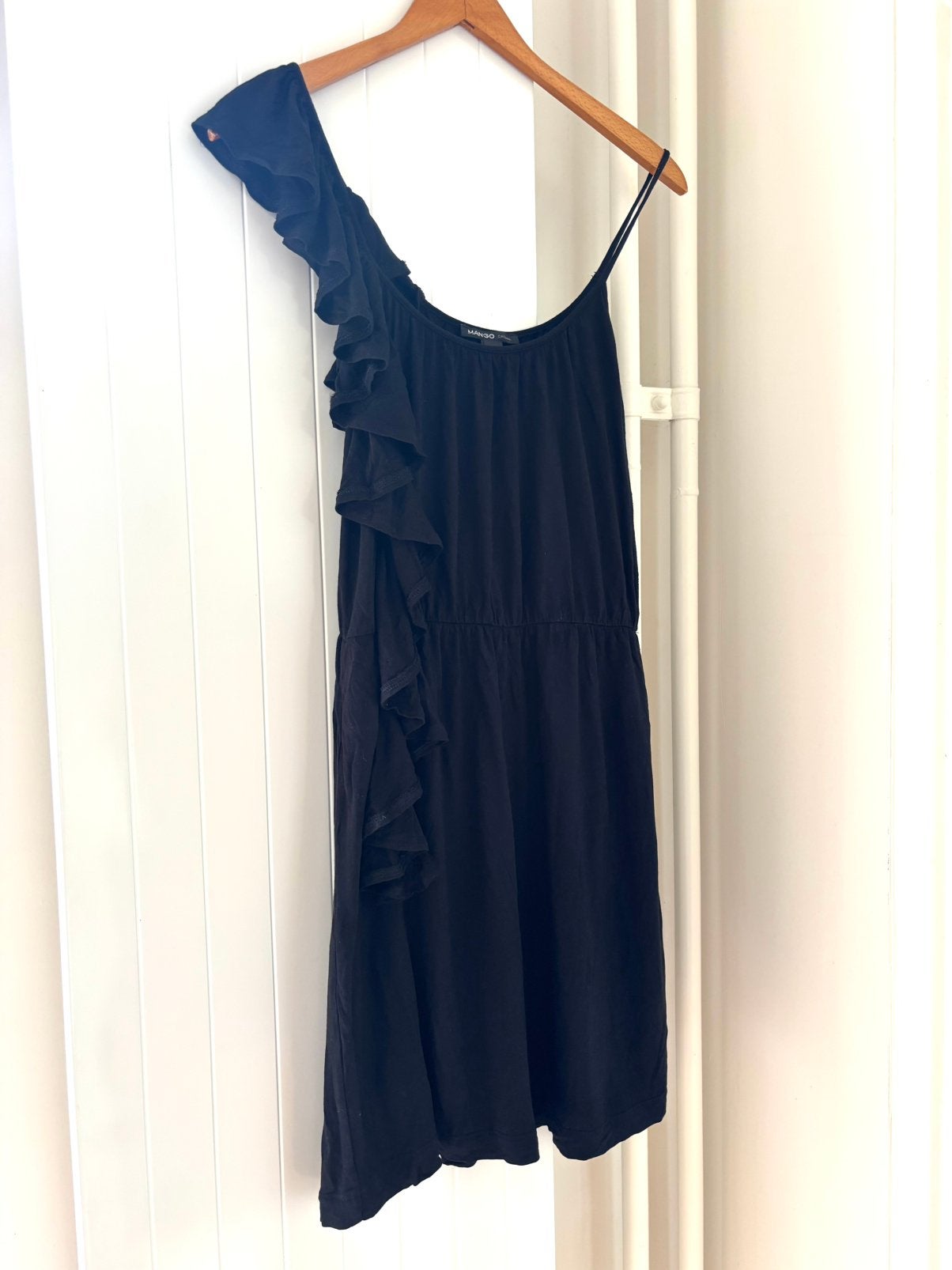 Mango jurk maat M zwarte one shoulder jurk met ruches zomer, Ophalen of Verzenden, Gedragen