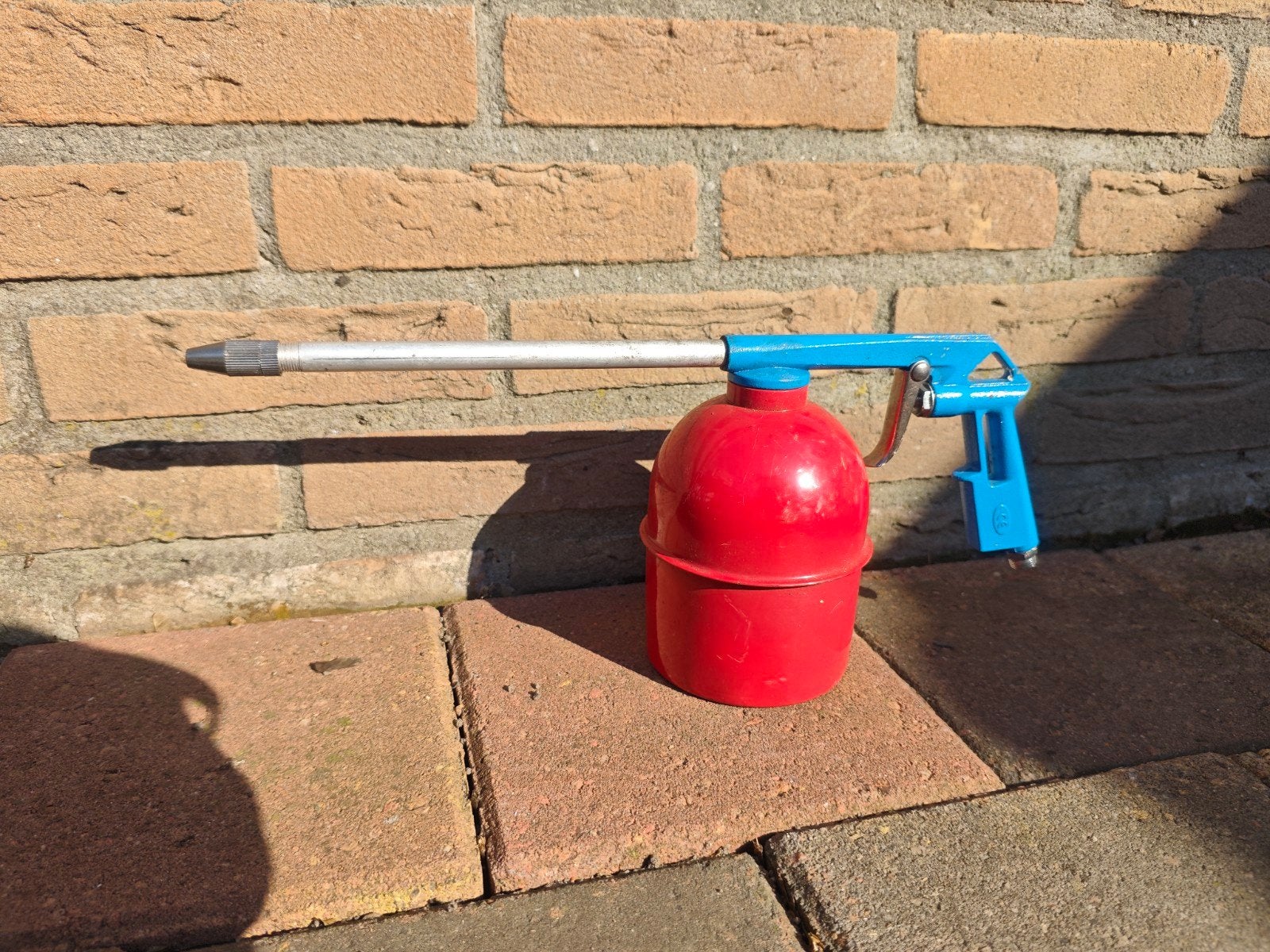 Vintage sproeier met reservoir - Rood/Blauw, Tuin en Terras, Ophalen of Verzenden, Gebruikt, Handsproeier