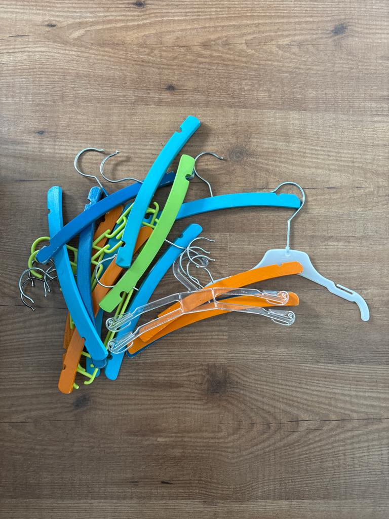 Kleerhangers (klein) voor kinderkleding - diverse kleuren, Ophalen, Gebruikt