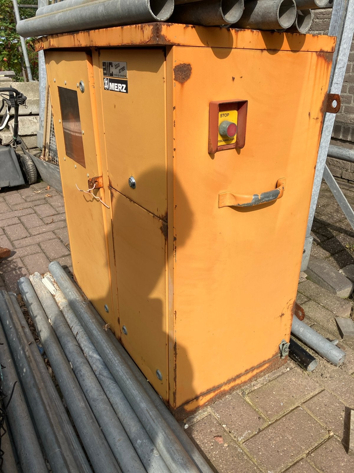 Robuuste MERZ Stroomkast met Noodstop, Ophalen