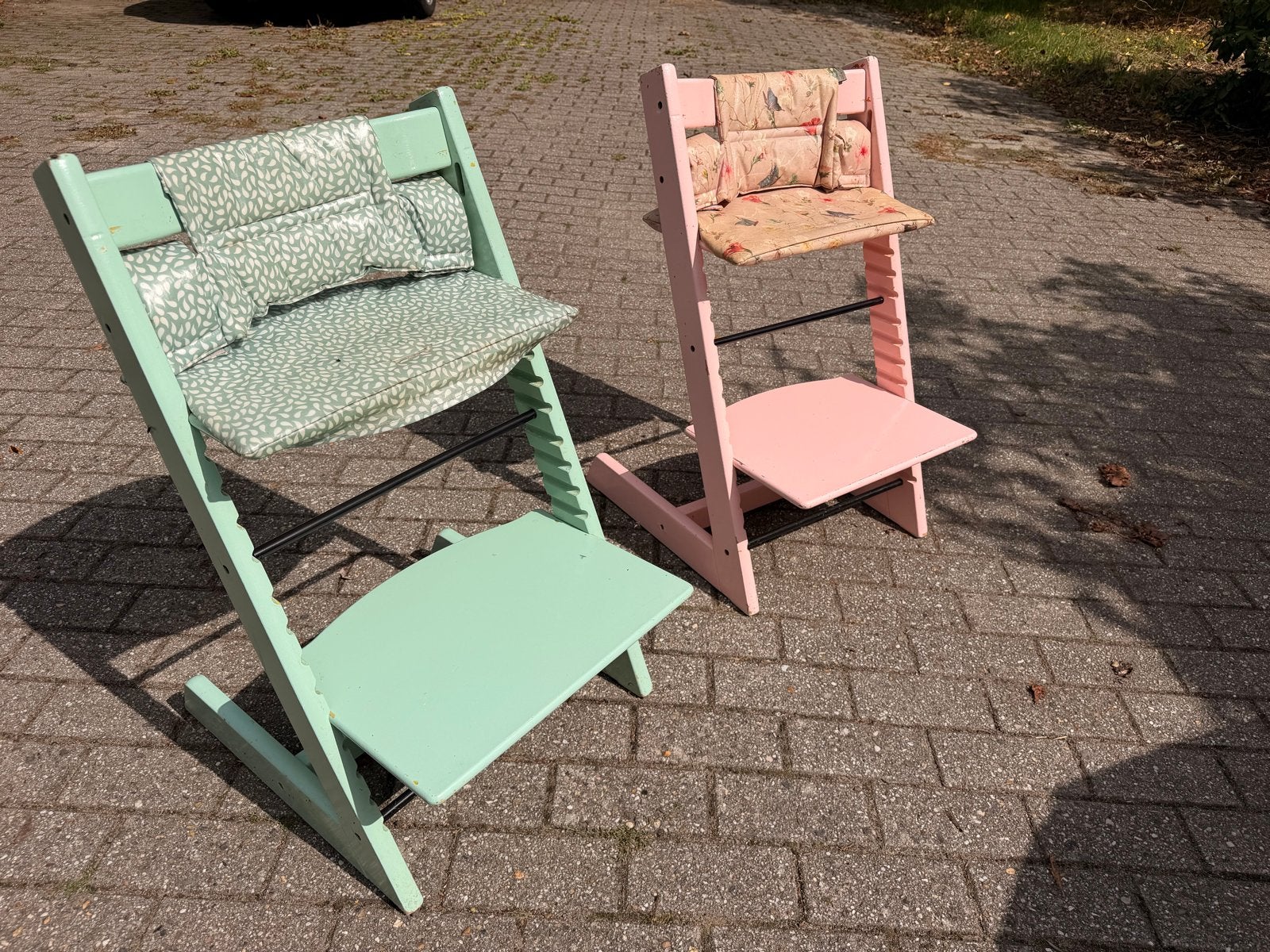 Twee stokke meegroeistoelen, roze en mintgroen, met kussens, Kinderen en Baby's, Ophalen, Gebruikt, Meegroeistoel