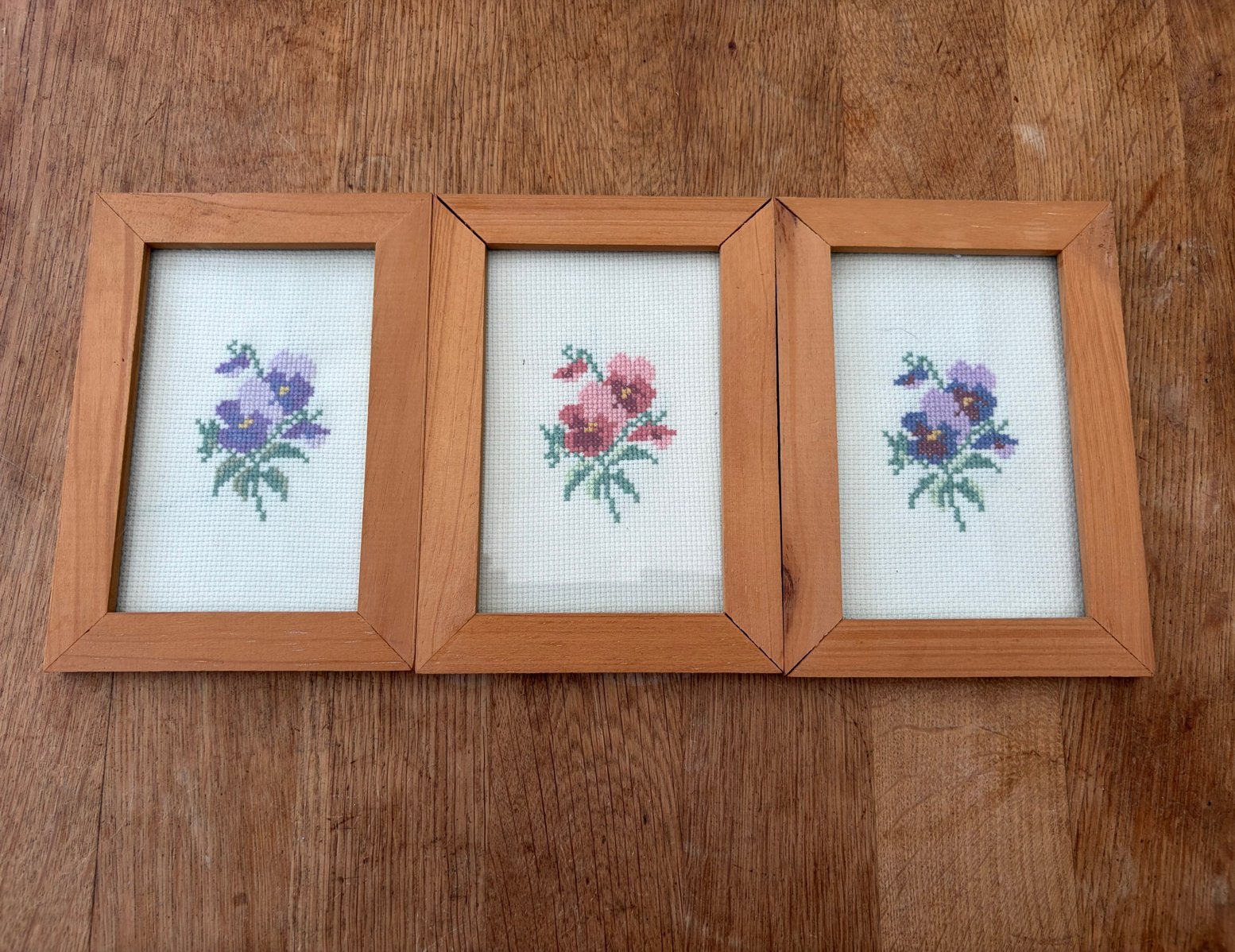 Set van 3 ingelijste borduurwerkjes met viooltjes, Ophalen of Verzenden, Zo goed als nieuw, Hout