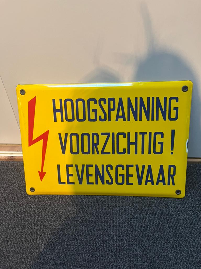 Emaille hoogspanningsbord, Ophalen