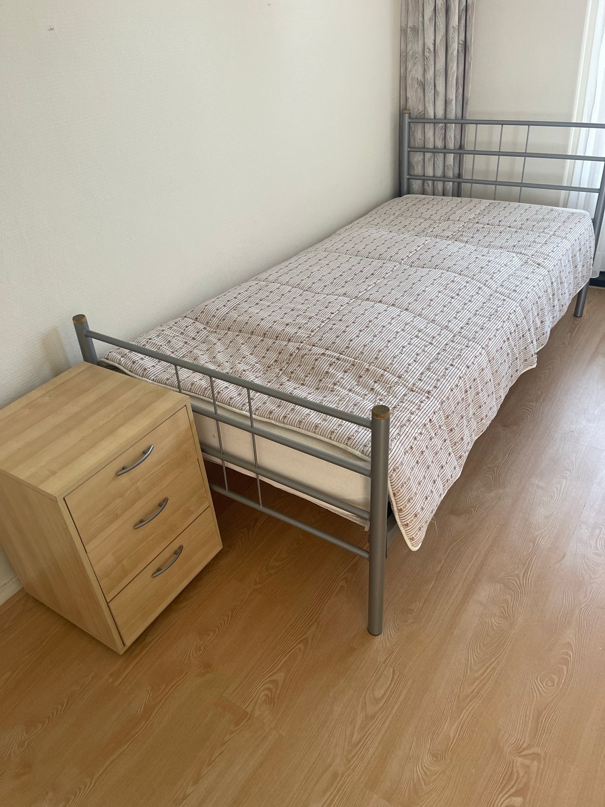Eenpersoonsbed met nachtkastje - Gratis af te halen in Elst, Ophalen, Gebruikt, 90 cm, Eenpersoons