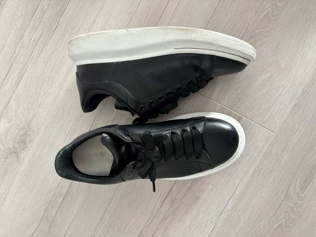Alexander McQueen, Ophalen, Gedragen, Zwart