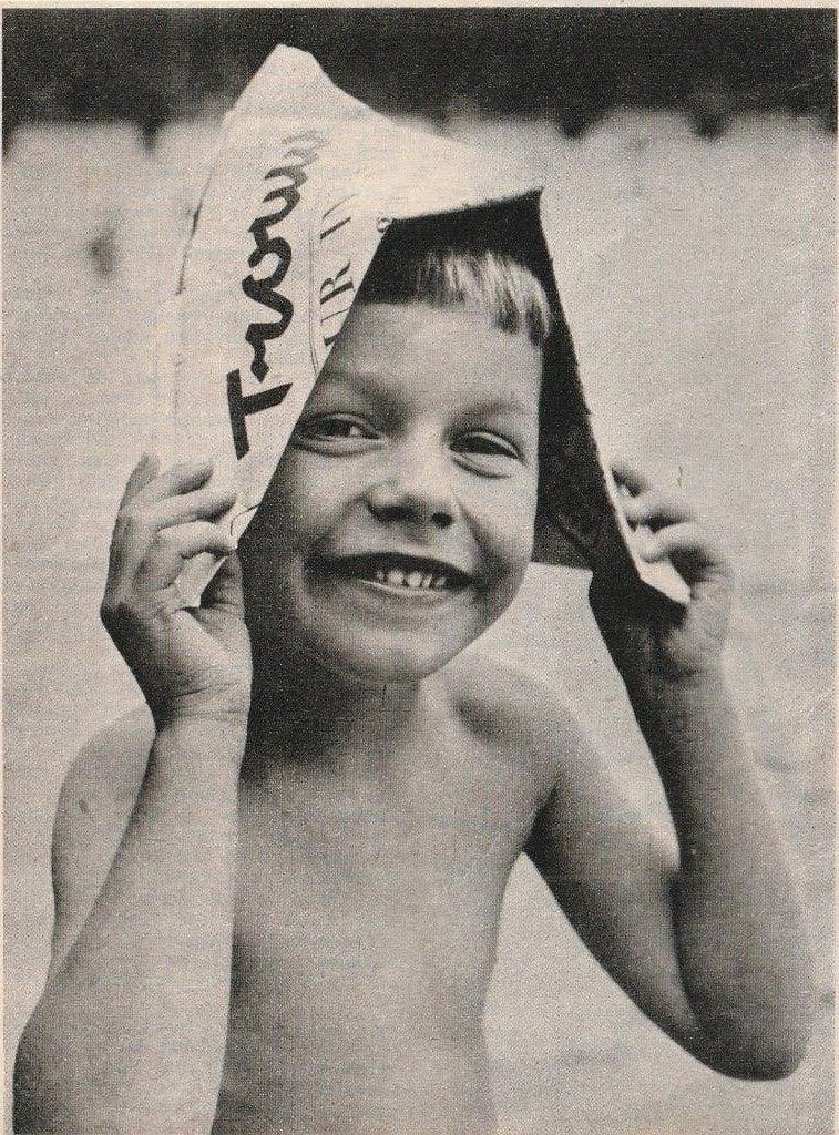 Retro reclame 1963 Trouw jongetje met hoedje van papier, Verzenden, Overige typen