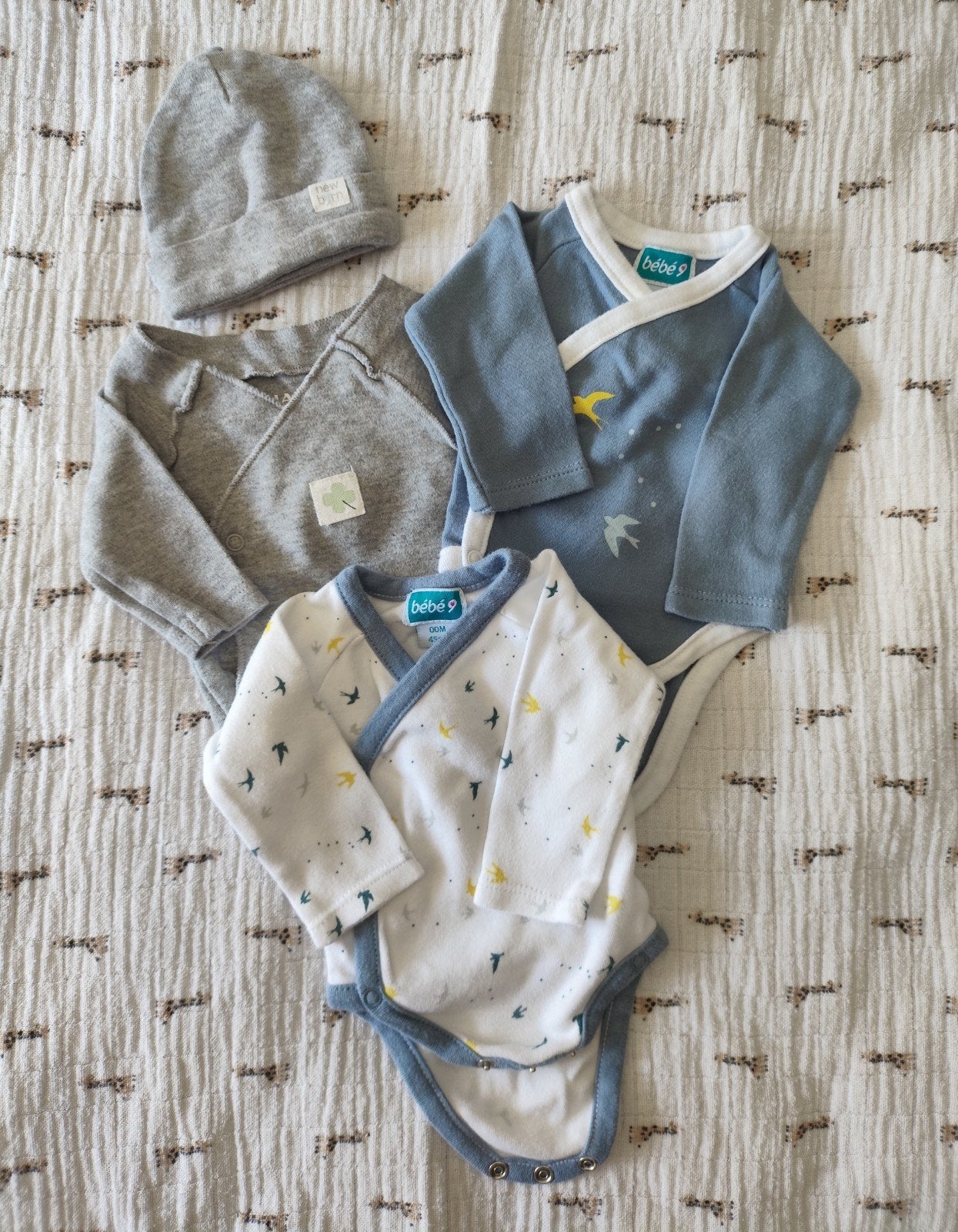 3x bodysuits maat 44 en een babyhoedje, Kinderen en Baby's, Kiabi, Overige typen, Jongetje of Meisje, Ophalen of Verzenden