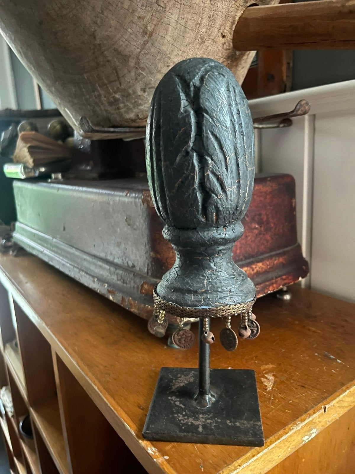 Houten ornament op ijzeren voet,bedeltjes sober,landelijk, Huis en Inrichting, Woonaccessoires | Overige, Ophalen of Verzenden