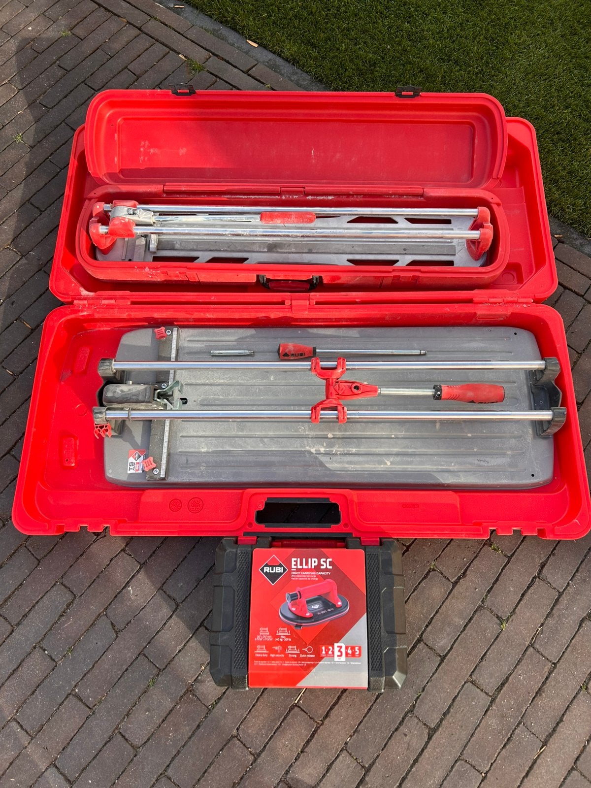 Tegelsnijders/zuignappen, Ophalen, Zo goed als nieuw