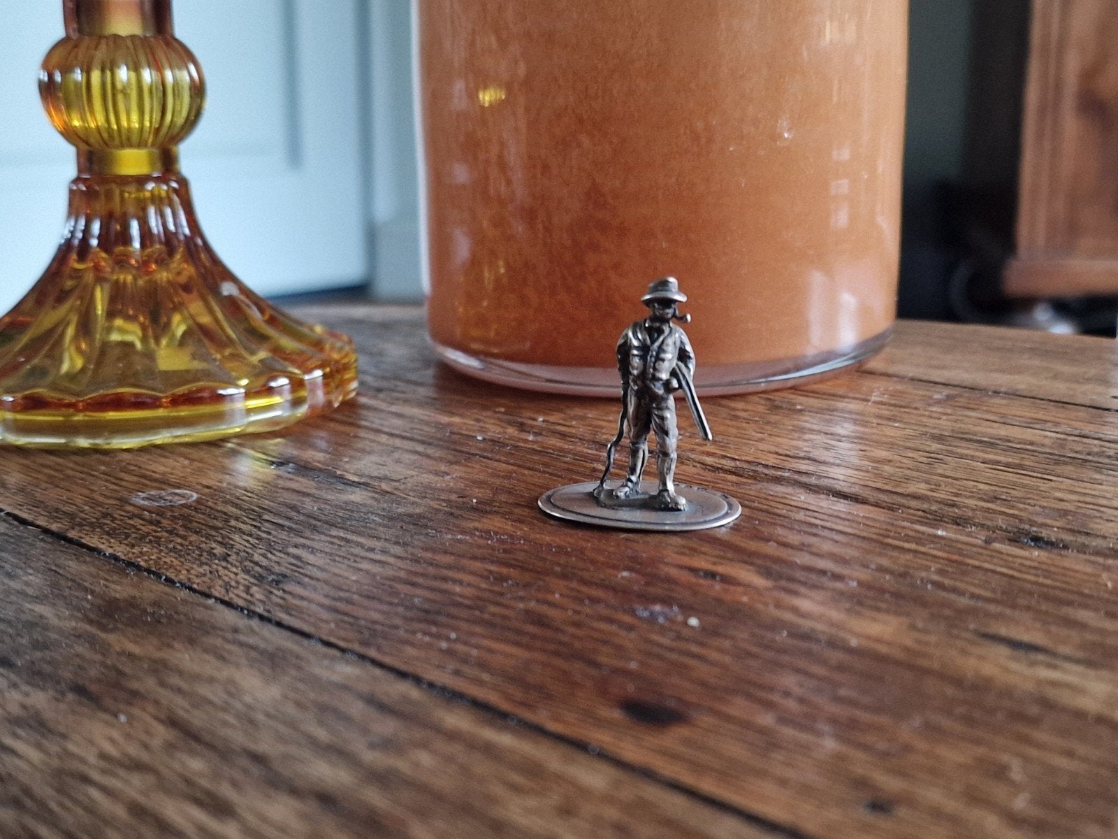 Vintage miniatuur C.A. Stout jager met geweer en pijp, Antiek en Kunst, Ophalen