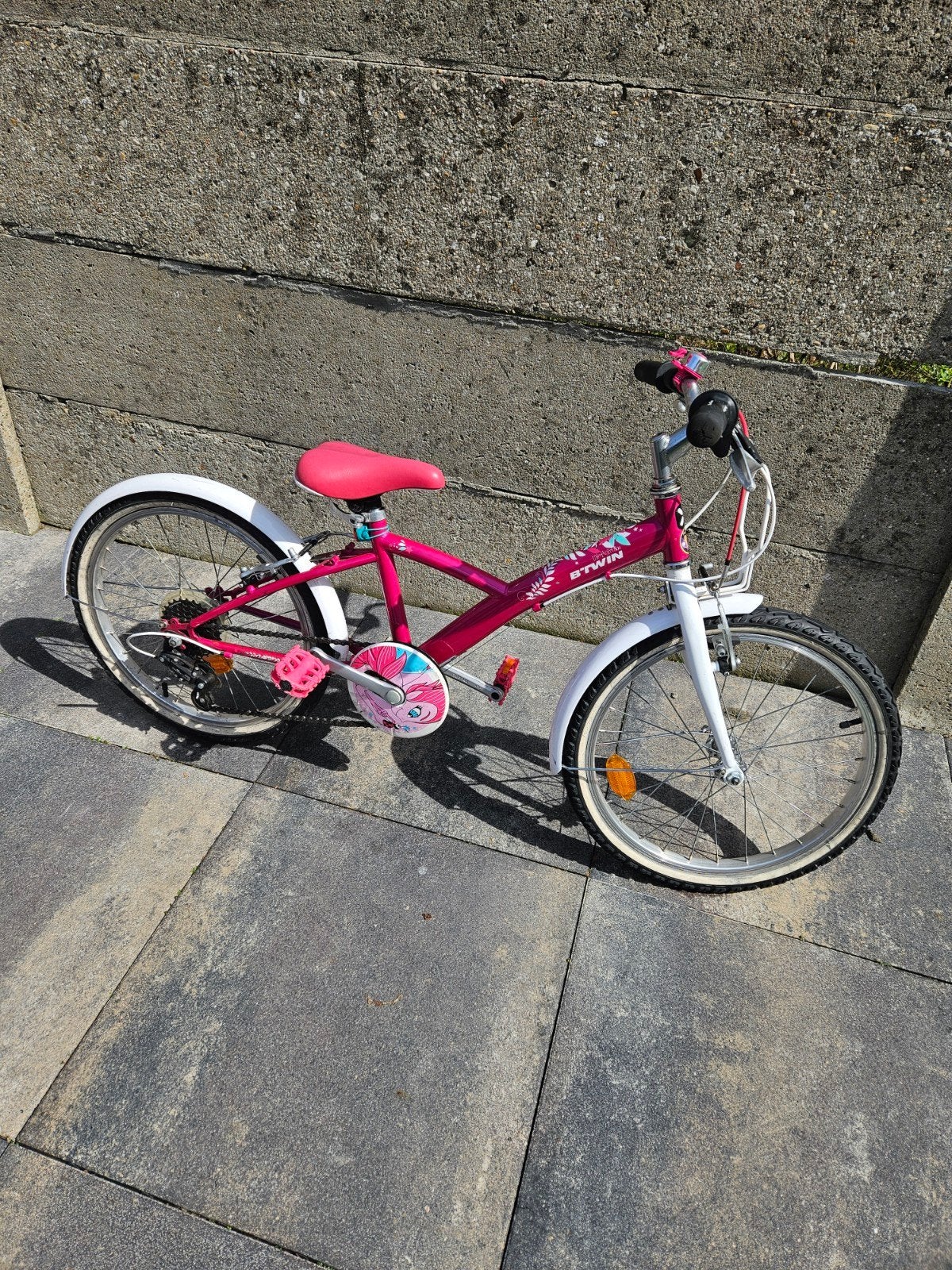 b-twin meisjes fiets. 20 inch, Ophalen, 20 inch of meer, Gebruikt, Velgrem