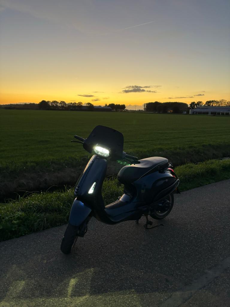 Dikke Vespa Sprint (2018) | Akrapovič | Malossi |Full Option, Fietsen en Brommers, Scooters | Vespa, Ophalen, Zo goed als nieuw