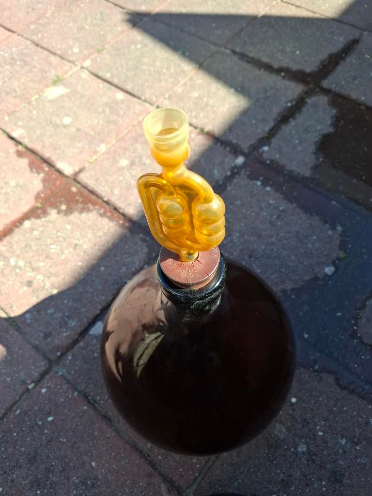 Grote glazen flessen met waterslot voor maken van wijn, Ophalen