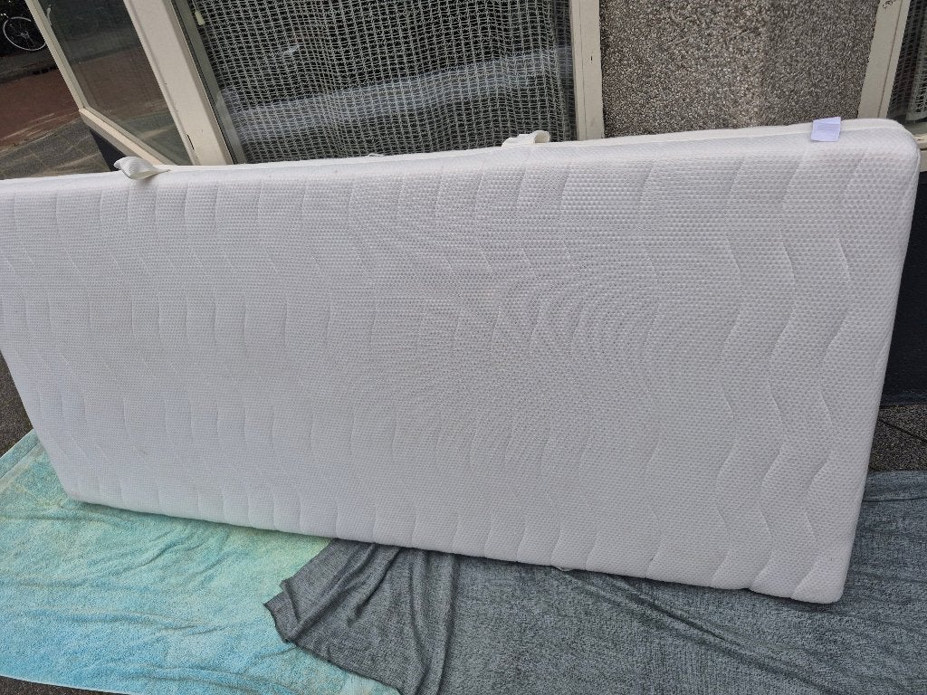 Ikea Regulier wit matras met een afneembare hoes en topdek, Huis en Inrichting, Ophalen, 90 cm, Eenpersoons, Zo goed als nieuw