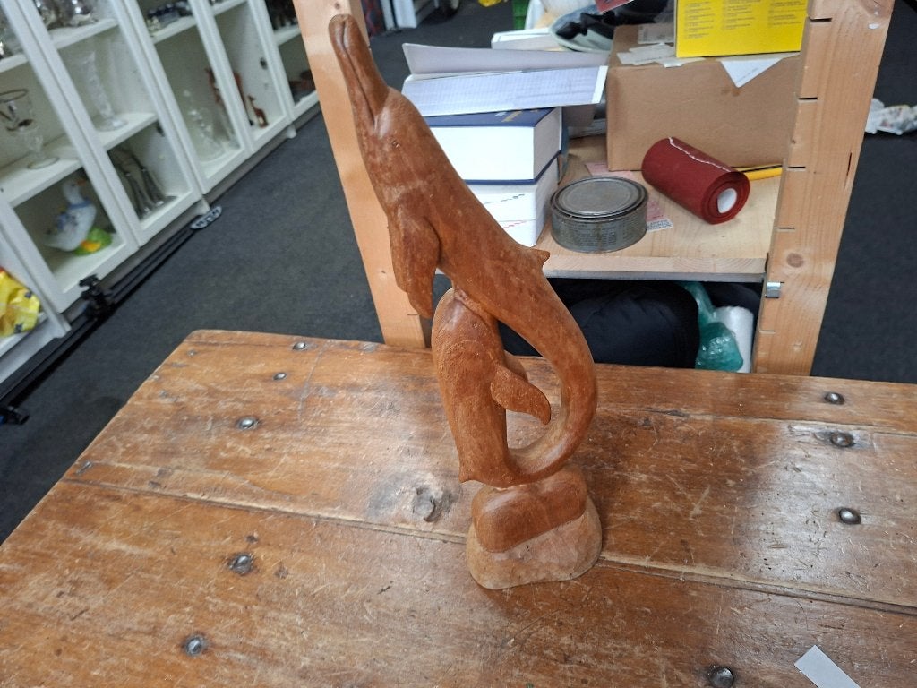 handgemaakte houten dolfijn beeld met jong, Ophalen of Verzenden, Handgemaakt, Houtsnijwerk